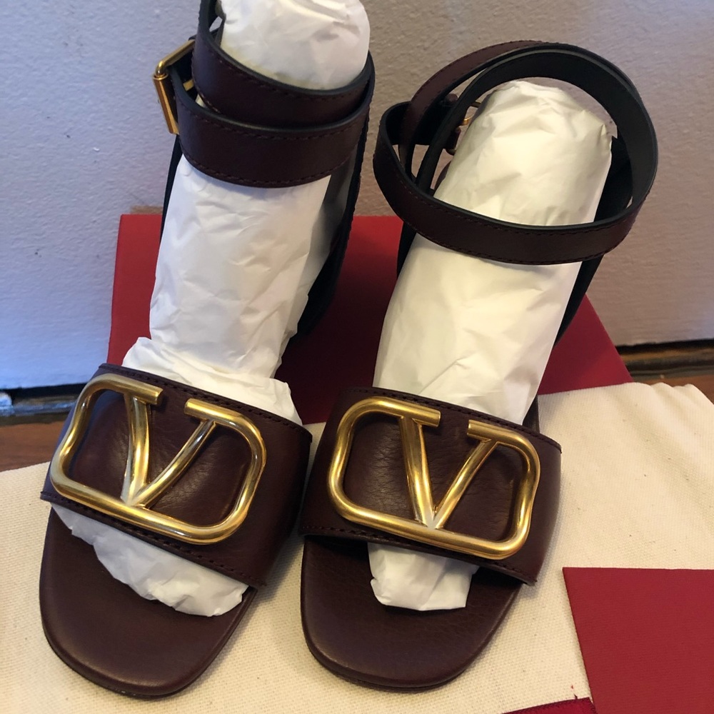 Valentino Garavani V Logo Block Heel - US 35 $945